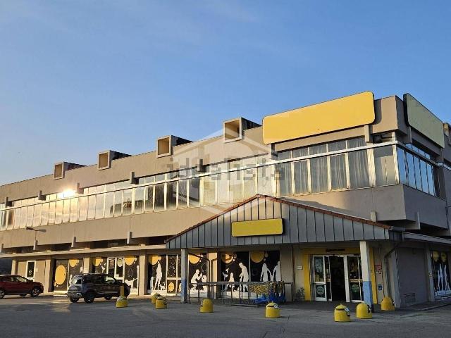 Locale Commerciale in vendita a Piemonte, Alessandria