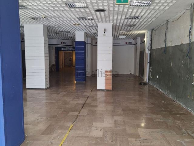 Locale Commerciale in vendita a Puglia, Taranto