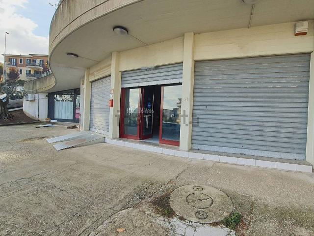 Locale Commerciale in vendita a Bora Ragnola, Marche