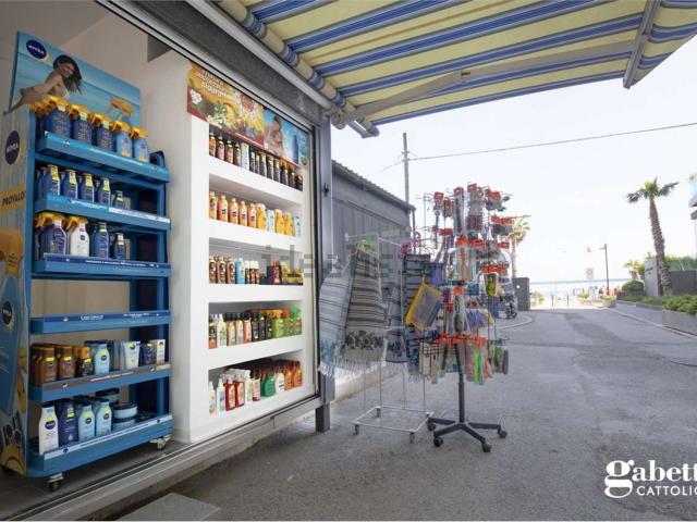 Locale Commerciale in vendita a Cattolica, Reggio Emilia