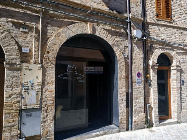 Locale Commerciale in vendita a Contrada Celeste, Marche