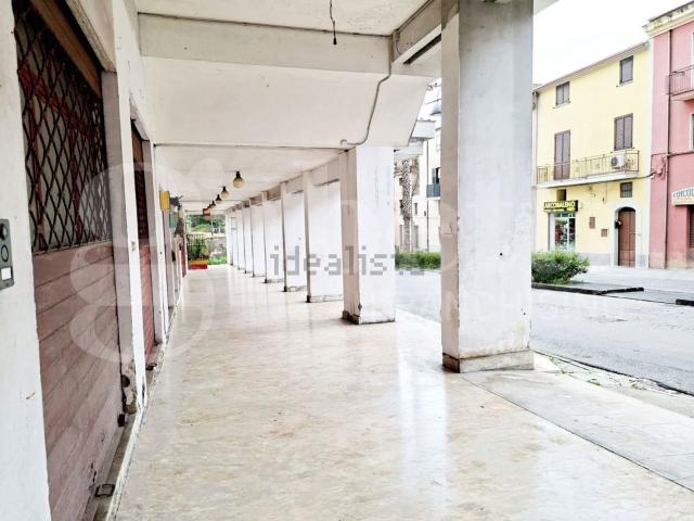 Locale Commerciale in vendita a Teano, Campania