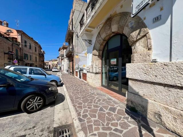 Locale Commerciale in vendita a Mosciano Sant'angelo, Abruzzo