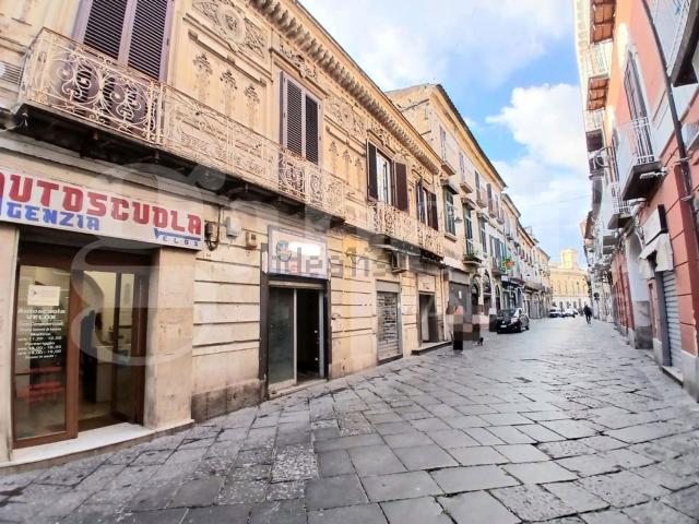 Locale Commerciale in vendita a Sant'Andrea dei Lagni, Santa Maria Capua