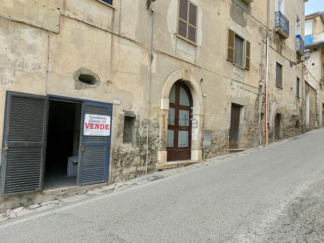 Locale Commerciale in vendita a Minturno, Lazio