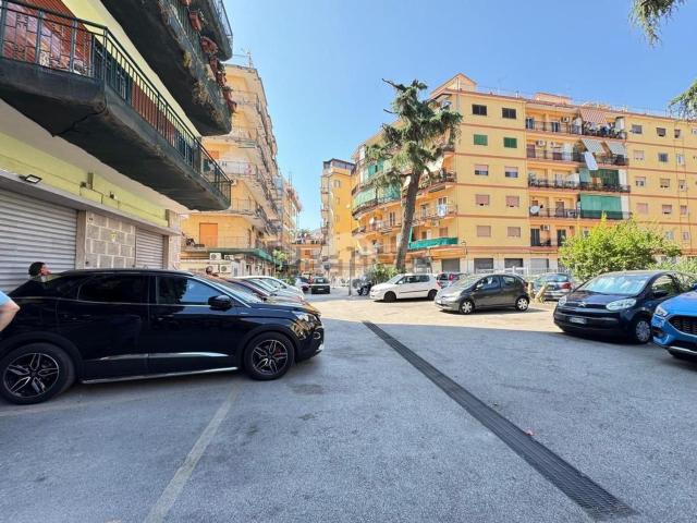 Locale Commerciale in vendita a Municipalità 9, Campania