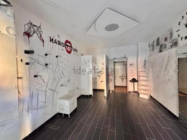 Locale Commerciale in vendita a Portici, Campania