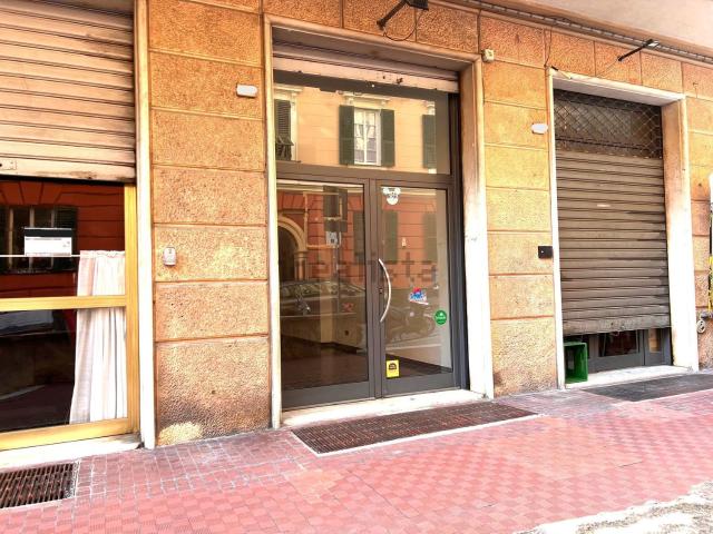 Locale Commerciale in vendita a Centro Est, Serra Riccò