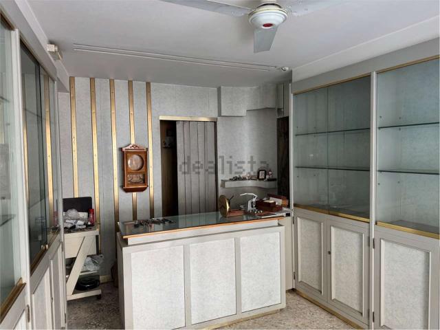 Locale Commerciale in vendita a Puglia, Bari