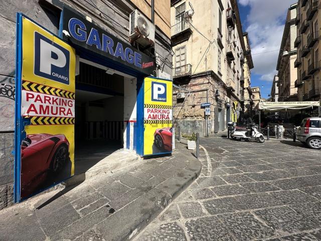 Locale Commerciale in vendita a Municipalità 2, Campania