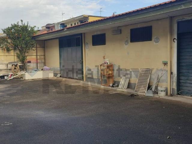 Locale Commerciale in vendita a Afragola, Campania