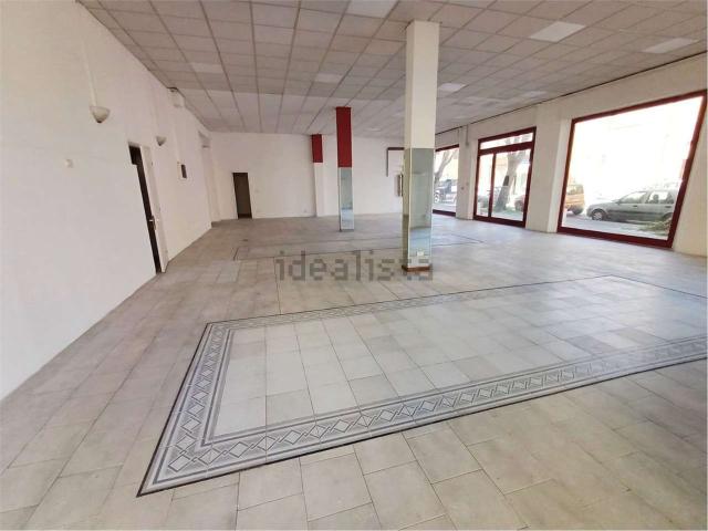 Locale Commerciale in vendita a Marche, Ancona