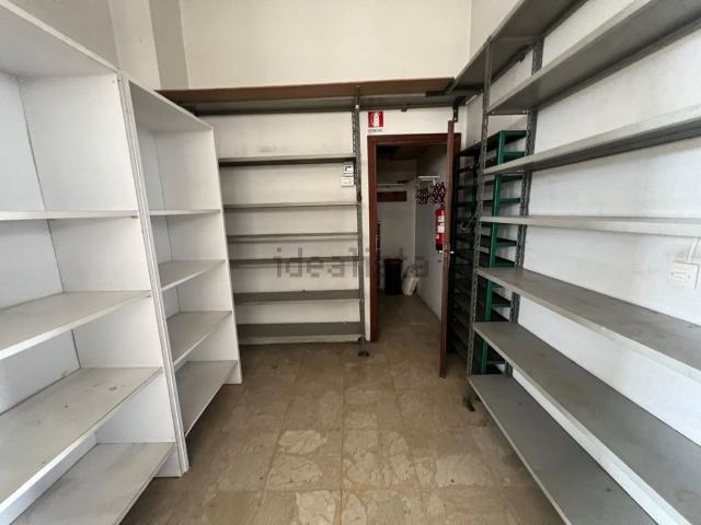 Locale Commerciale in vendita a Cuneo Verde, Marche