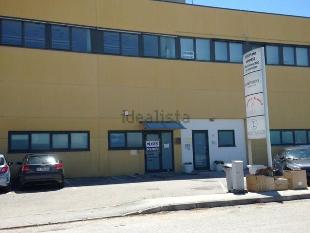Locale Commerciale in vendita a Cesano, Marche