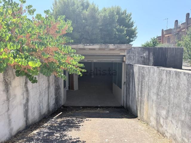 Locale Commerciale in vendita a Puglia, Lecce