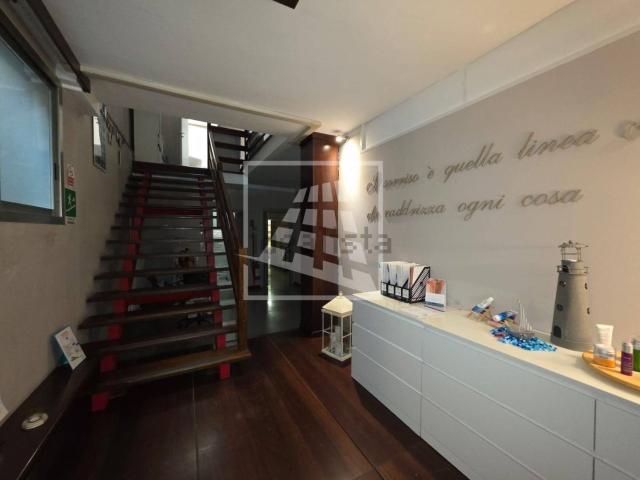 Locale Commerciale in vendita a Colline Matildiche, Re