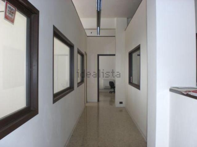 Locale Commerciale in vendita a Palombare, Marche