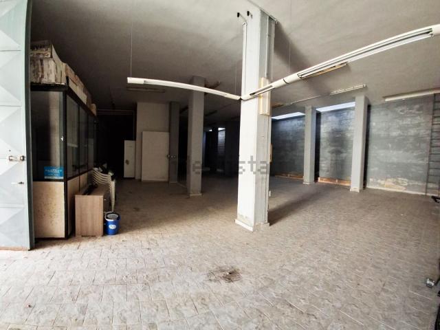 Locale Commerciale in vendita a Puglia, Bari