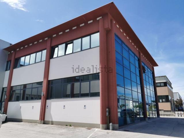 Locale Commerciale in vendita a Cesano, Marche