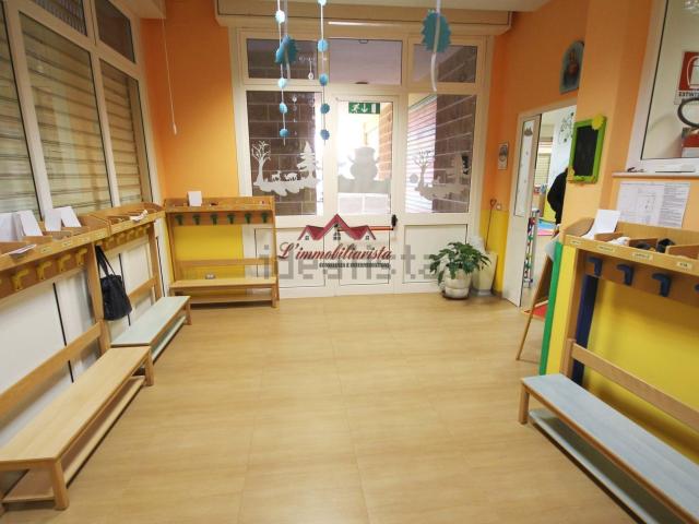Locale Commerciale in vendita a Valenzano San Lorenzo, Puglia
