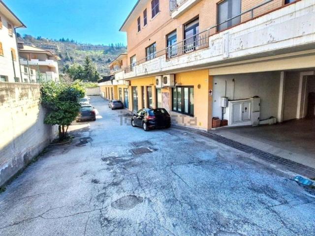 Locale Commerciale in vendita a Pozzo, Marche
