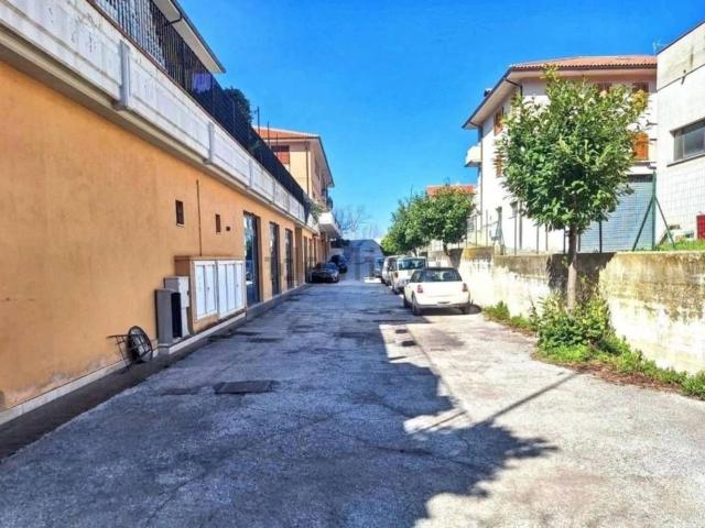 Locale Commerciale in vendita a Pozzo, Marche