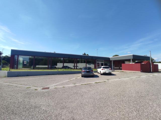 Locale Commerciale in vendita a Martignacco, Friuli-Venezia Giulia