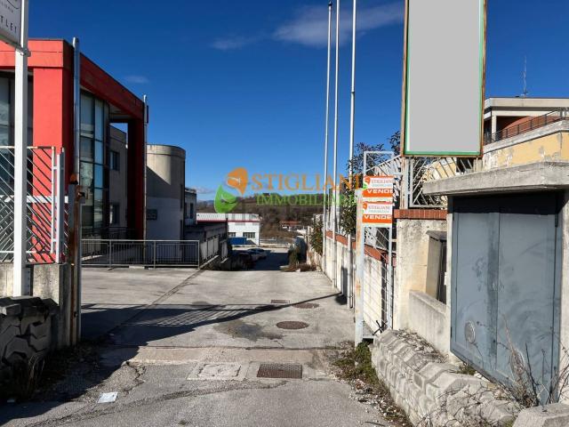 Locale Commerciale in vendita a Colle delle Api, Campobasso