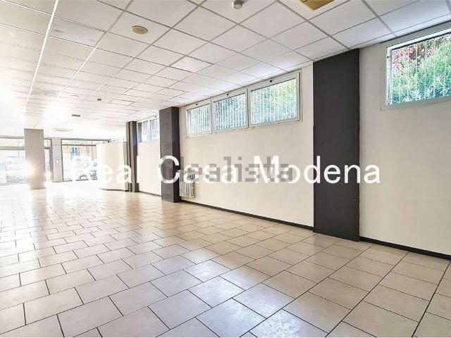 Locale Commerciale in vendita a Centro Storico, Modena