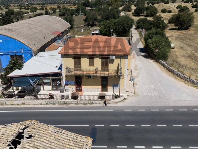 Locale Commerciale in vendita a Ragusa, Sicilia