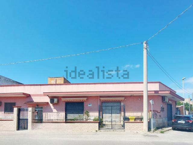 Locale Commerciale in vendita a Puglia, Taranto
