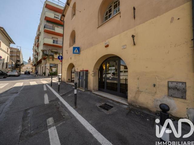 Locale Commerciale in vendita a Foligno, Umbria