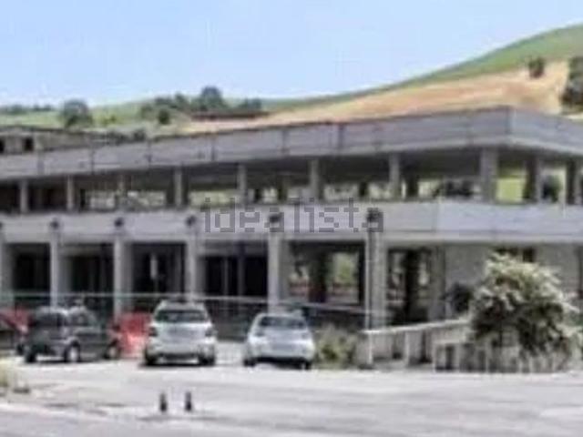 Locale Commerciale in vendita a Marche, Fermo