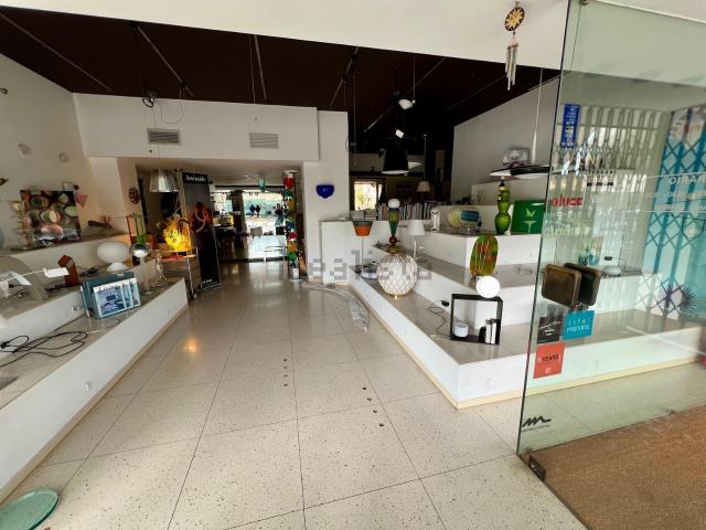 Locale Commerciale in vendita a Alte Ceccato, Montecchio Maggiore