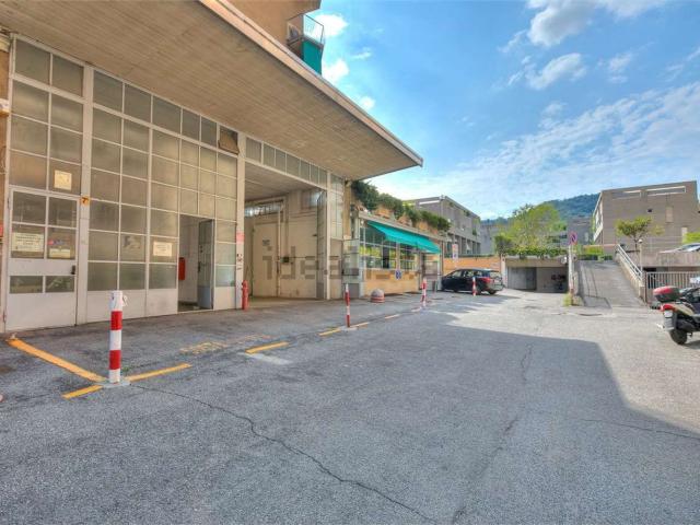 Locale Commerciale in vendita a Caserme, Como