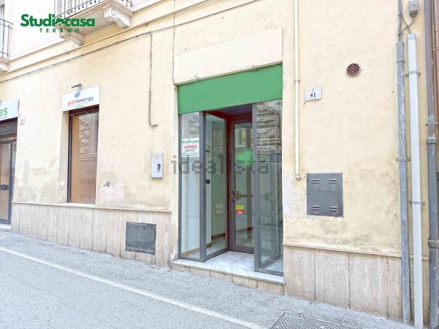 Locale Commerciale in vendita a Santo Spirito, Teramo
