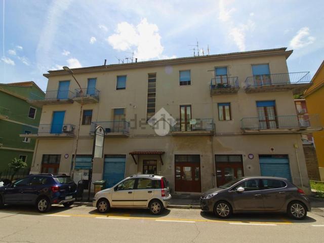 Locale Commerciale in vendita a Porta Romana, Marche