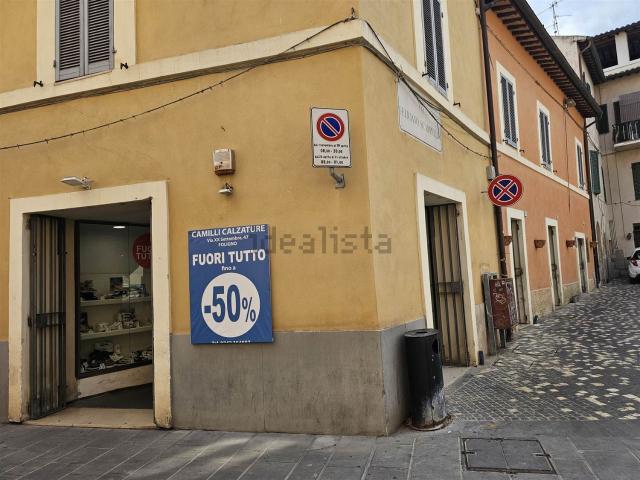 Locale Commerciale in vendita a Foligno, Umbria