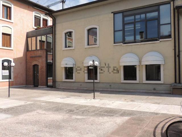 Locale Commerciale in vendita a Villafranca Di Verona, Veneto