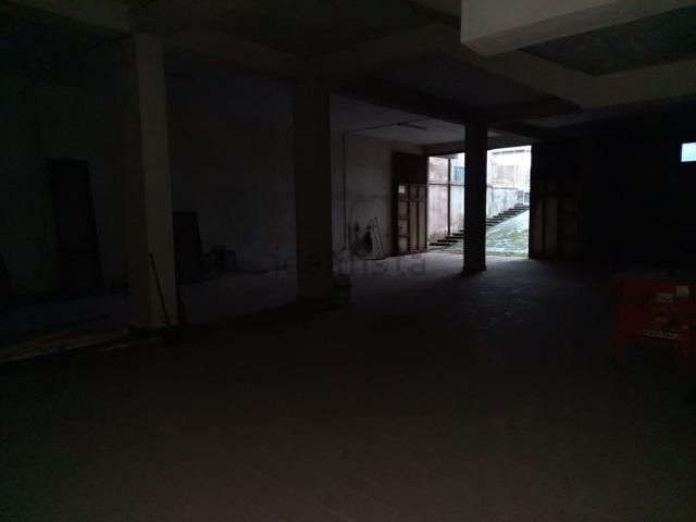 Locale Commerciale in vendita a Frignano, Campania