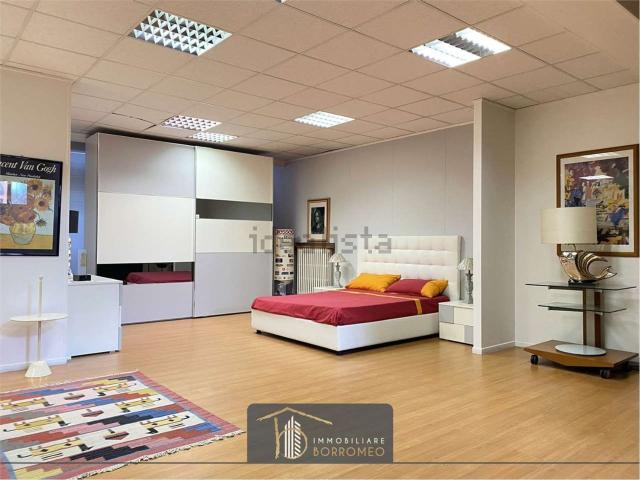 Locale Commerciale in vendita a Cesano Maderno, Lombardia