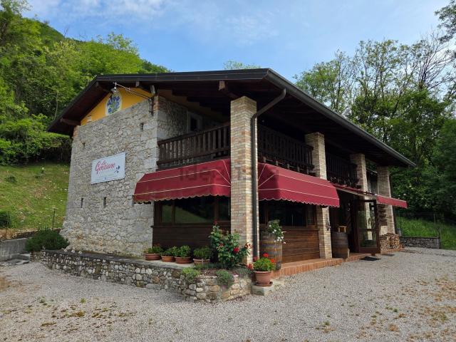 Locale Commerciale in vendita a Travesio, Friuli-Venezia Giulia