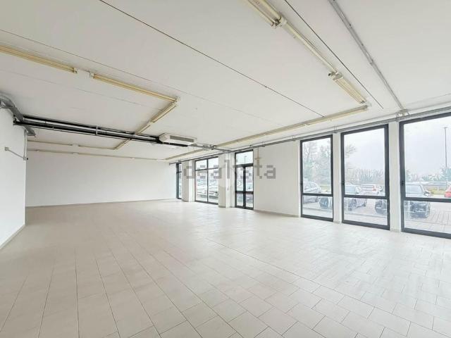 Locale Commerciale in vendita a Pessano Con Bornago, Lombardia