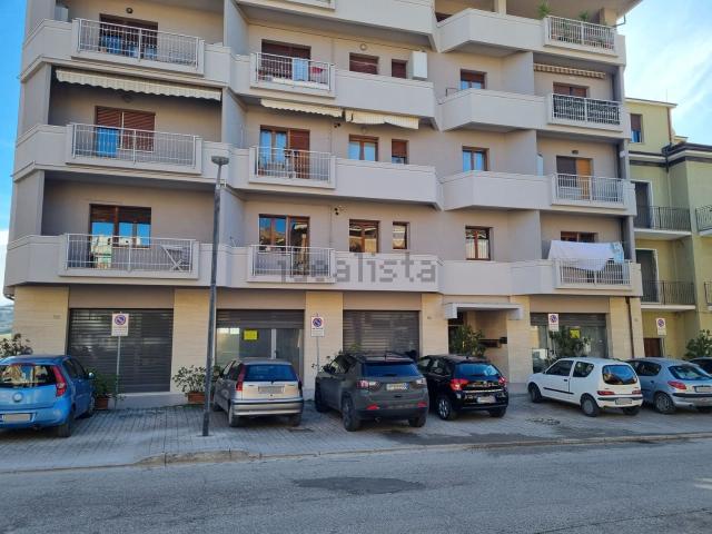 Locale Commerciale in vendita a Marche, Macerata