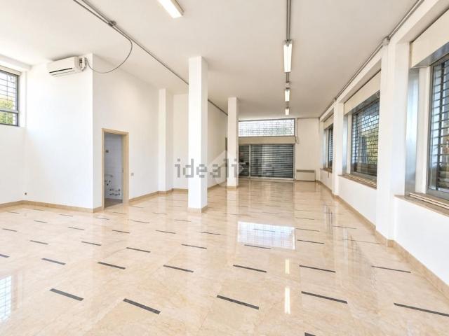 Locale Commerciale in vendita a Zona Nord, Brescia