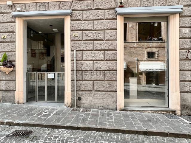Locale Commerciale in vendita a Centro, Marche