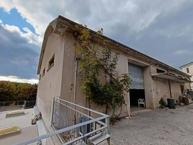 Locale Commerciale in vendita a Marche, Macerata