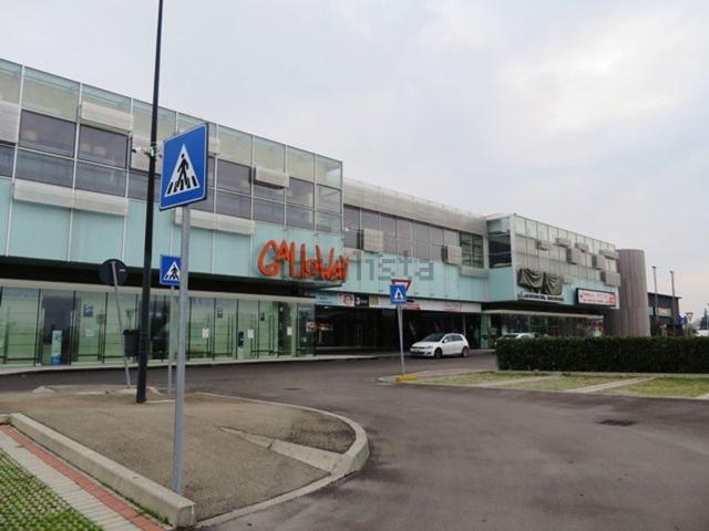 Locale Commerciale in vendita a Lubiana, Sorbolo