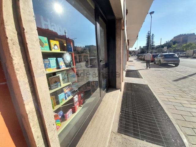 Locale Commerciale in vendita a Puglia, Lecce