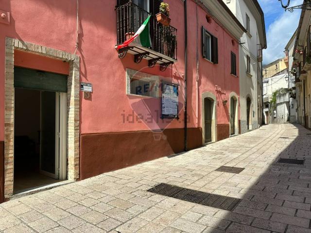 Locale Commerciale in vendita a Scapoli, Molise